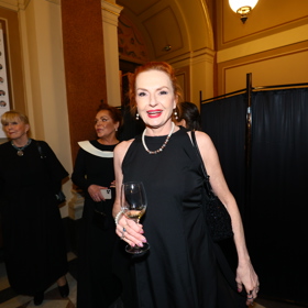 Máma herce Oskara Hese, Marcela, oblékla na České lvy černou večerní róbu doplněnou o perly. 