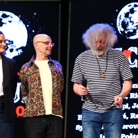 Daniel Hůlka si rozpouští vlasy. 