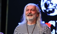 Daniel Hůlka si rozpustil vlasy. 