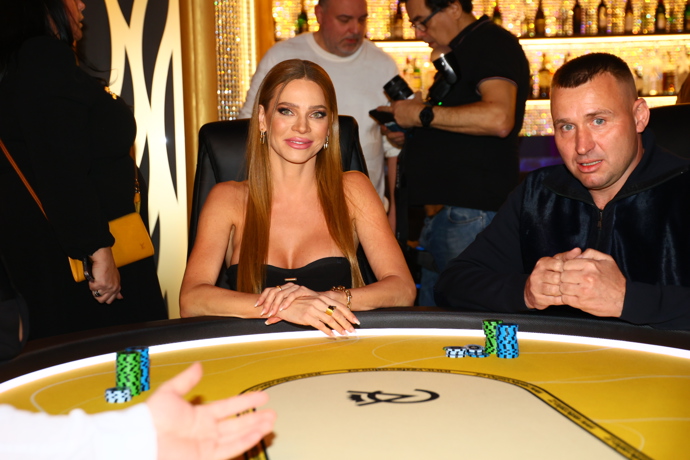 FOTO: Verešová zvolila odvážné šaty, málem své silikony neuhlídala. – stránka 471