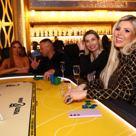 Pokerový turnaj silikonových krásek. Lela tentokrát zvolila zahalený outfit.