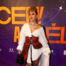 Rapperka korzetovou siluetou svoje outfity ráda ozvláštní. 