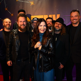 Zpěvačka Anna K. dorazila po boku několika mužů. 