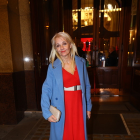 Herečka Veronika Žilková oblékla rudé večerní šaty a pastelově modrý kabátek.