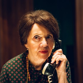 Lenka Termerová říká, že kvůli paruce v seriálu To se vysvětlí, soudruzi!, strávila v maskérně mnohem více času než ostatní herci.