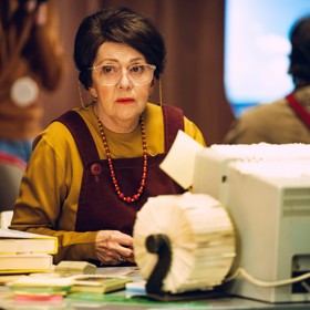 Herečka Lenka Termerová nosí v seriálu To se vysvětlí, soudruzi! tmavou paruku.