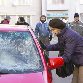 Pro Petra bylo horší, když jej přejela jeho manželka Eva (Markéta Tanner).