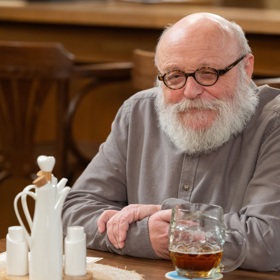 V seriálu Ulice se poprvé objeví Arnošt Goldflam jako Vilda Burda, přítel Vilmy Nyklové.