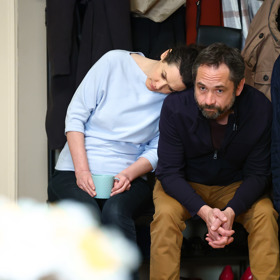 Vítek doprovází Ivu na policii, aby jí dodal odvahu.