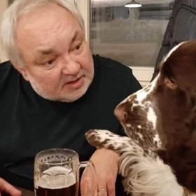 Zatímco v seriálu Ulice se Lumír chlupáčovi brání, ve skutečnosti jeho herecký představitel Václav Svoboda psy miluje.