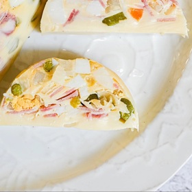 Vajíčková tlačenka neodmyslitelně patři k Velikonocům. Lze do ní použít gothaj nebo šunkový slám.