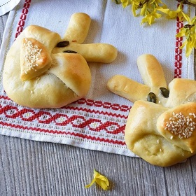 Dětem můžete Velikonoce ozvláštnit těmito roztomilými zajíčky z kynutého těsta.