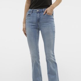 Mírný, ale znatelný, jen lehce rozšířený střih bootcut umí se siluetou divy. (Vero moda, 299 Kč)