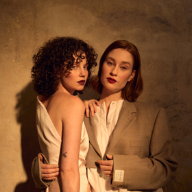 Jeden z aktuálních modelů návrháře Zoltána Tótha se objevil na vizuálu k letošnímu ročníku Píseckého týdne módy. Ten se zaměřuje především na udržitelnou lokální tvorbu a propaguje české módní talenty. Modelkami kampaně jsou herečky Darija Pavlovičová a Natálie Halouzková. Darija pózuje v šatech z nové kolekce Zoltána Tótha.