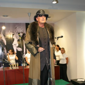 Jiří Korn na pódiu fandí extravaganci a jeho fanoušci jsou zvyklí na originální vystoupení plná skvělé energie.