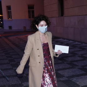 Martha Issová tenkrát stejně jako všichni ostatní nosila roušku proti covidu.