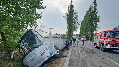 FOTO: Autobus plný cestujících měl nehodu.
