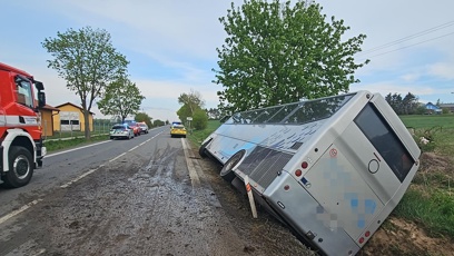 FOTO: Autobus plný cestujících měl nehodu.