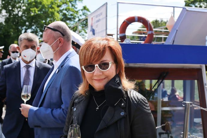 FOTO: Některé módní kreace byly opravdu roztodivné. – stránka 176