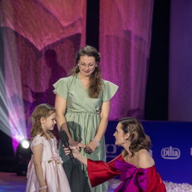 Daniela Brzobohatá uděluje šestileté čtenářce Magdaleně Žáčkové titul Magnesia Litera, Čtenářka roku 2024.