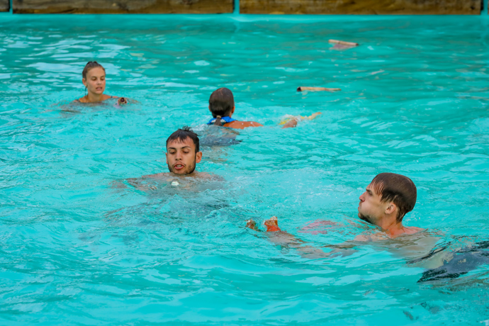 FOTO: Soutěžící ve vodě. – stránka 475