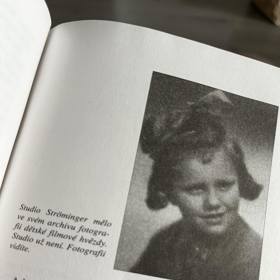 V knize nechybí unikátní fotografie z dětství Heleny Růžičkové. 