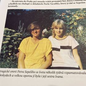 Iveta Bartošová se svou sestrou, dvojčetem Ivanou.