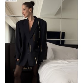 ON THE BOAT je značka udržitelného, eticky a ekologicky vyráběného oblečení, která se snaží řešit problémy způsobené fenoménem fast fashion. Součástí tvorby značky je upcycling, který bude i na přehlídce. 