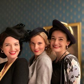Fotografie ze seriálu Zlatá labuť, díky které začaly kolegyně organizovat charitativní aukci. Zleva: Kristýna Ryška, Šárka Krausová, Sarah Haváčová. 