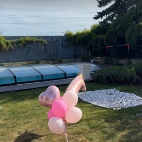 Agáta Hanychová vyvěsila balónky všude, kde to jen bylo možné.