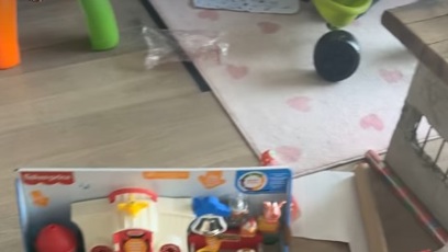 FOTO: Agáta Hanychová ukázala, jak probíhalo balení dárků.