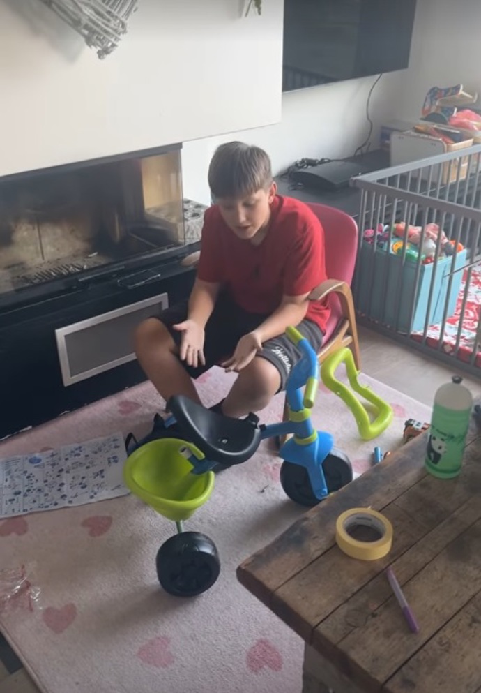 FOTO: Kryšpín nebyl ze skládání dárku pro Rozárku zrovna dvakrát nadšený. – stránka 1261