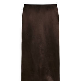 Pouzdrový střih unese i odlehčený materiál typu saténu. (Arket, 1 390 Kč)