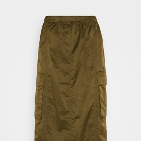 Do třetice módní šusťákový model, tentokrát se stahovacími šňůrkami. (b.young, 1 190 Kč)