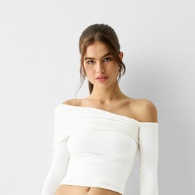 Crop top s asymetrickým výstřihem, Bershka, 499 Kč.