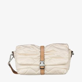 Prošívání může mít pravidelné tvary i jen lehce naznačené řasení. (Bogner, 3 099 Kč)