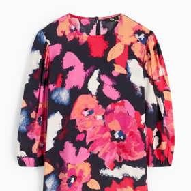 Šaty jednoduchého střihu ozvláštní maximalistické potisky. (C&A, 650 Kč)