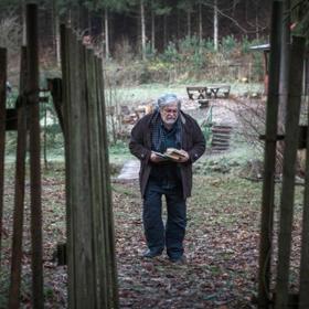 Jan Kačer ztvárnil ve filmu Chata na prodej dědečka, který už je duchem nepřítomný.