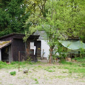 Tady vyrůstaly tři děti.