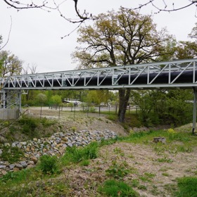 Vedle je postavené nové potrubí.