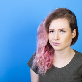 Balayage s peach fuzz sluší téměř každé ženě.