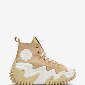 Nápadně předimenzované podrážce neunikly ani modely oblíbené značky Converse, model Run Star Motion stojí 3 299 Kč.