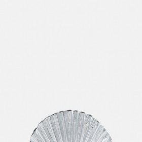 Luxusní kabelka z kůže skládaná do tvaru lastury, Cult Gaia, 9 710 Kč.