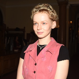 Anna Kameníková v roce 2022 s roztomilými kudrlinkami.