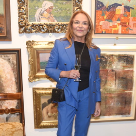 Bývalá první dáma Dagmar Havlová nosí do společnosti malou crossbody verzi prošívané ikonické kabelky Chanel. 