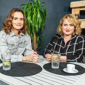 Daniela Brzobohatá s moderátorkou Miluškou Bittnerovou v talkshow Na kafeečko.