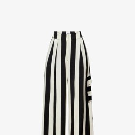 Impozantní široké pruhy na elegantní variantě kalhot s vysokým pasem a širokými nohavicemi. (Esprit, 2599 Kč)