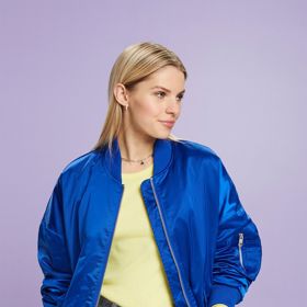 Klasický bomber v saténovém podání hýří především výraznými barvami. (Esprit, 3 399 Kč)
