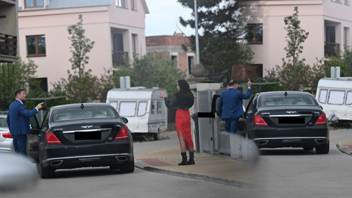 FOTO: Předávání dcerky se opět neslo ve vyhrocené atmosféře. Agáta Hanychová a Jaromír Soukup proti sobě stáli a dohadovali se, Soukup se nakonec loučil prostředníčkem – stránka 32