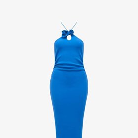 Minimalismus naopak sluší šatům s květinovými rozetkami, Forever New,  3 590 Kč.